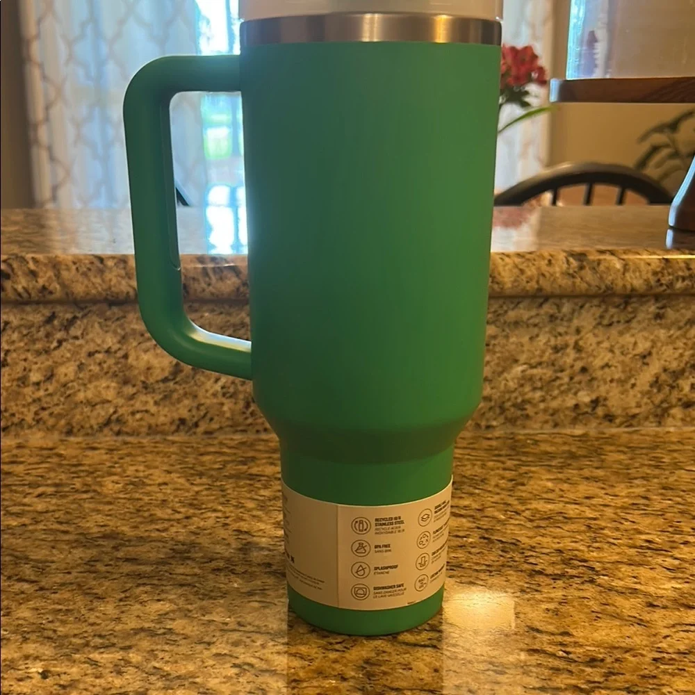 Stanley Green Insulated Water Bottle for Dining - Picture 3 of 5